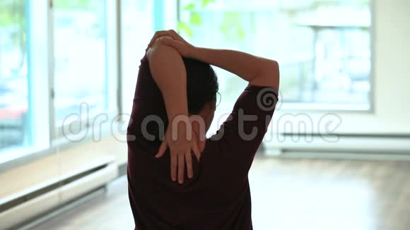 女人练习肩胛骨伸展瑜伽视频的预览图