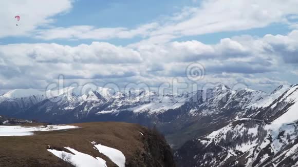 滑翔伞在高加索山脉间飞行视频的预览图