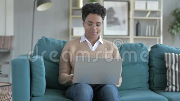 美丽的年轻非洲女孩有视频聊天笔记本电脑视频的预览图