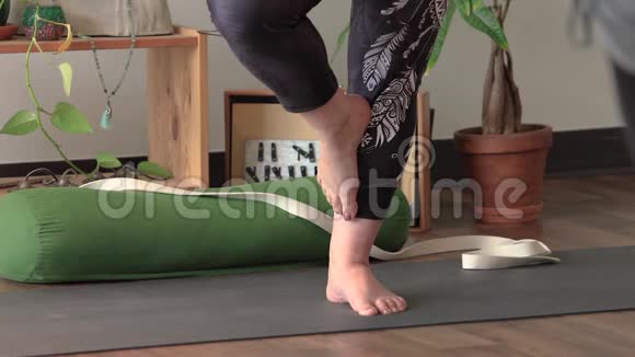 一条腿站立平衡的高级妇女视频的预览图