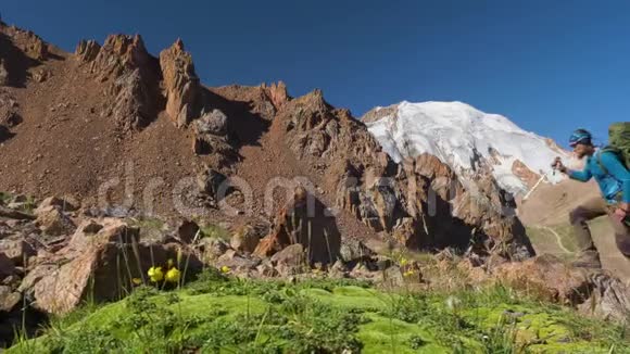 旅行者带着背包在山上徒步旅行视频的预览图