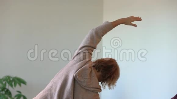 女人用手旋转做侧弯视频的预览图