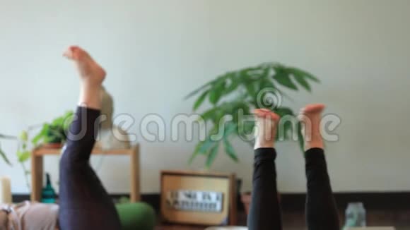 抬起腿做踝关节旋转的女人视频的预览图