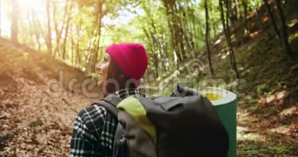 带背包的女人在森林中的背影视频的预览图