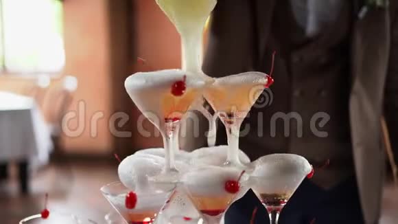 香槟滑梯金字塔或喷泉由香槟杯与樱桃视频的预览图