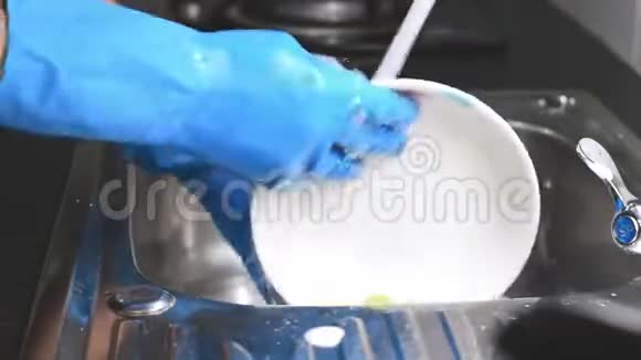 用洗碗液洗杯视频的预览图