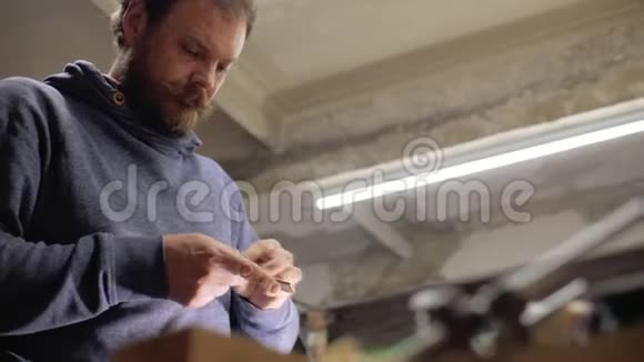 专业熟练的木匠用刮痕papercraftsmanhandmade打磨木胡须梳子4千克视频的预览图