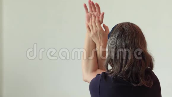 女人练习鹰鸟姿势瑜伽视频的预览图
