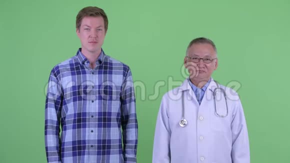 快乐成熟的日本男医生和年轻人一起解释视频的预览图