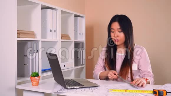 女人用蓝图输入笔记本电脑的数据视频的预览图