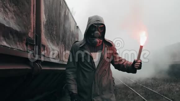 戴防毒面具的人在被摧毁的火车站靠近马车手里拿着火视频的预览图