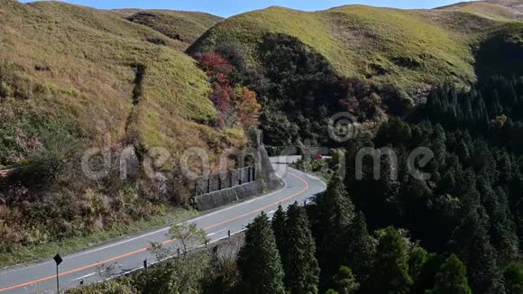 4K汽车沿着山顶的山路行驶视频的预览图