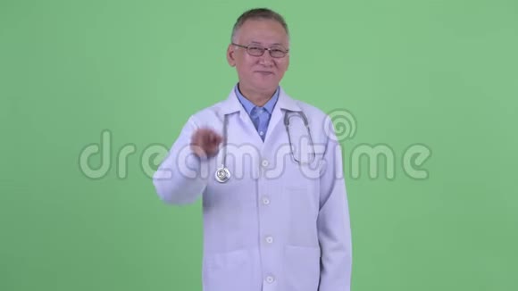 快乐成熟的日本男子医生视频的预览图