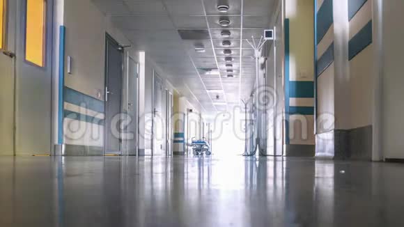 诊所的医务人员走廊视频的预览图