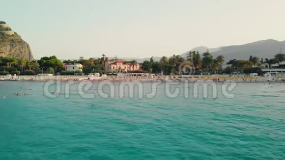 巴勒莫意大利西西里海边的小房子和许多树未被识别的游客正在水里游泳海滩视频的预览图