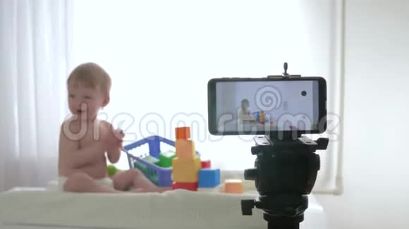 关于儿童发展的博客在手机上录制视频的时候不专注地玩教育玩具的可爱小男孩视频的预览图
