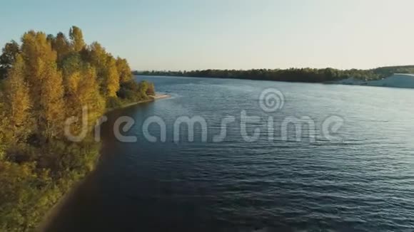 空中无人机镜头在秋天的季节在岛上飞越河水视频的预览图