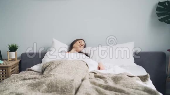 爱的丈夫带着早餐托盘让熟睡的妻子在卧室里视频的预览图