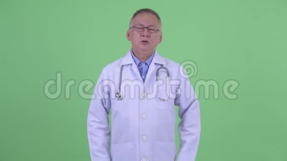 成熟的日本男性医生背痛视频的预览图