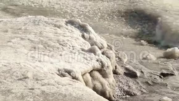 冬天的冰冻海滩视频的预览图