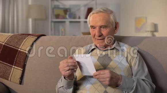 微笑老人拥抱照片回忆欢乐的家庭时刻爱视频的预览图