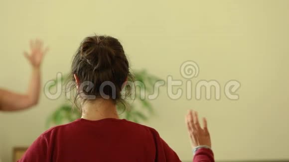 女人做手手腕旋转运动视频的预览图