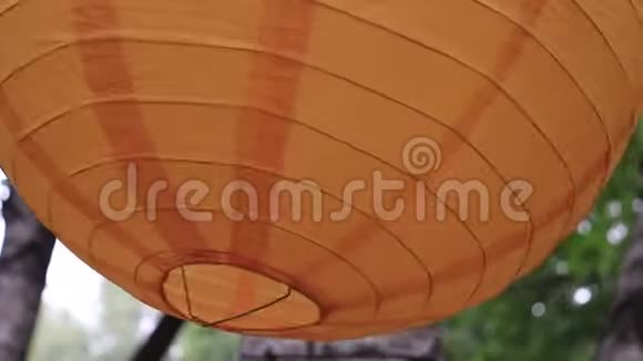 五颜六色的传统橙色纸灯笼挂在户外节日装饰理念随风摆动视频的预览图