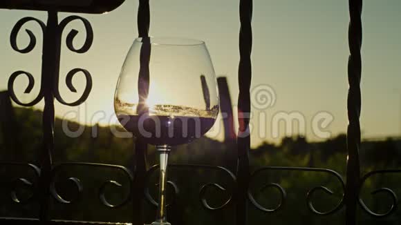 葡萄酒倒入酒杯视频的预览图