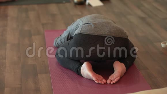 女子练习儿童瑜伽垫的姿势视频的预览图