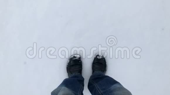 人脚在雪地上行走视频的预览图