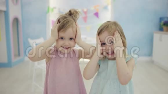 两个小女孩站在镜头前傻笑视频的预览图