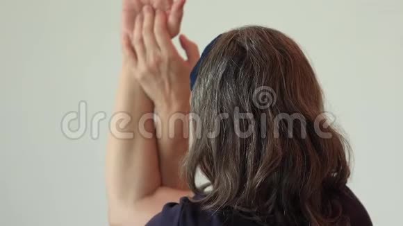 女子练鹰姿势和手旋转视频的预览图