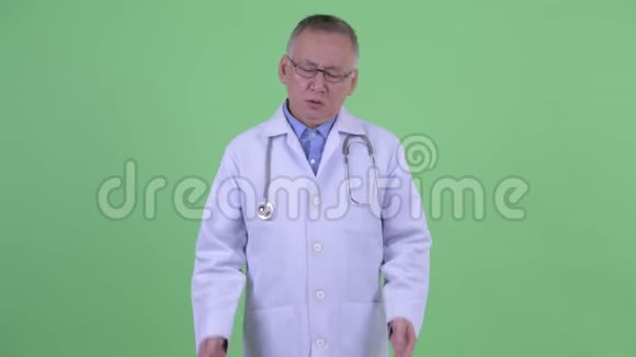 悲伤成熟的日本男子医生耸肩视频的预览图