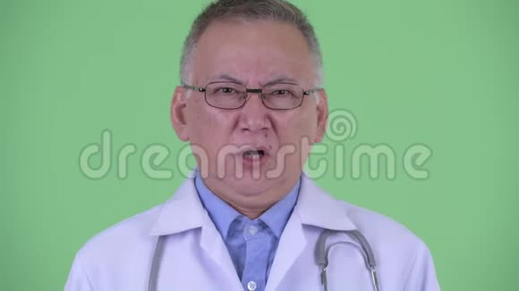 愤怒成熟的日本男医生的脸大喊大叫抱怨不已视频的预览图