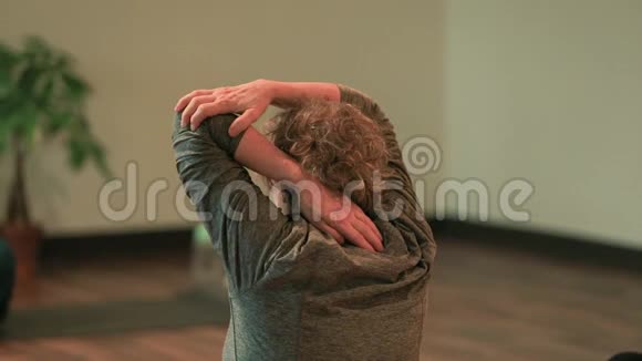 做肩胛骨伸展瑜伽的女人视频的预览图