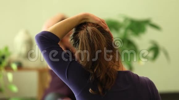女人通过瑜伽伸展颈部肌肉视频的预览图