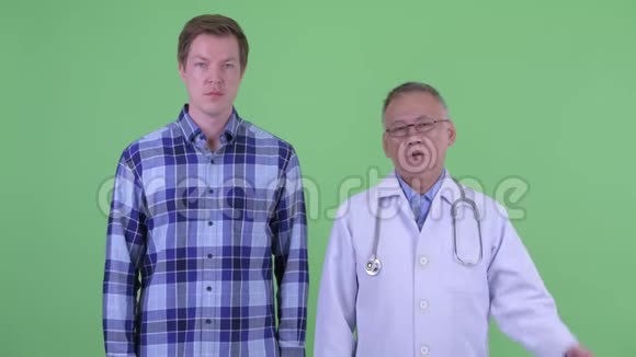 一位严肃成熟的日本男医生一位年轻男子竖起大拇指视频的预览图