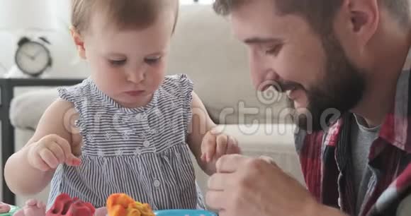 爸爸和小女儿在玩塑料视频的预览图