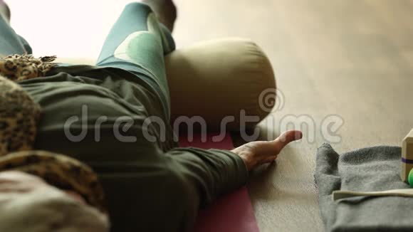在沙瓦萨纳躺着的女人视频的预览图