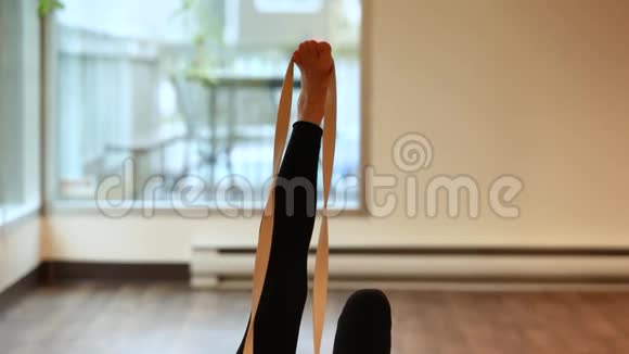 女人做椅子姿势运动的腿视频的预览图