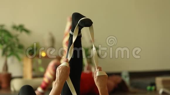 女人用弹力带做腿部运动视频的预览图