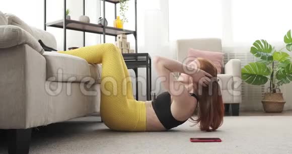 女人在扫视她的手机视频的预览图