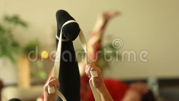 女人用弹力带做腿部运动视频的预览图