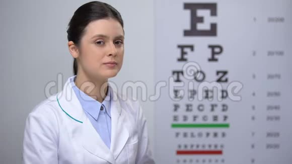 女士眼科医生对视力满意视力良好视频的预览图