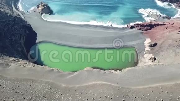 ElGolfo绿色泻湖和海洋兰萨罗特加那利群岛视频的预览图