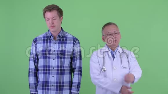 成熟的日本男医生和年轻人一起思考视频的预览图