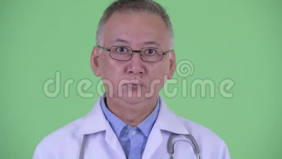 一脸快乐成熟的日本男医生惊讶的样子视频的预览图