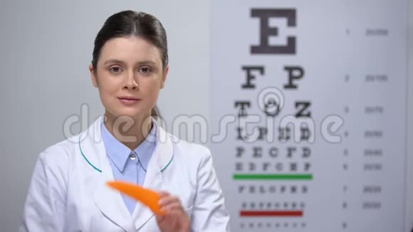 友好的眼科医生推荐胡萝卜以保持良好的视力健康的食物视频的预览图