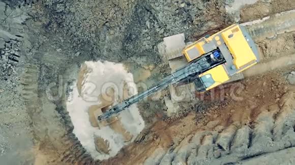 一台施工挖掘机在采石场移动沙子视频的预览图