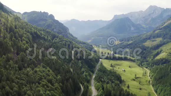 在阿尔卑斯山的路视频的预览图